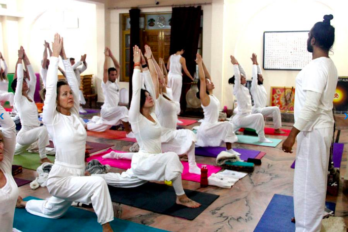 Jitendra Das conducting yoga teacher training courses in Rishikesh