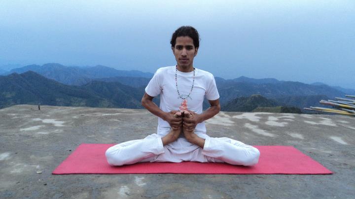 Naveen Joshi yoga teacher in Rishikesh performing Kanda Pidasana