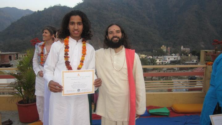 Навин Джоши и его учитель хатха и акханда йоги Йогриши Вишвкету