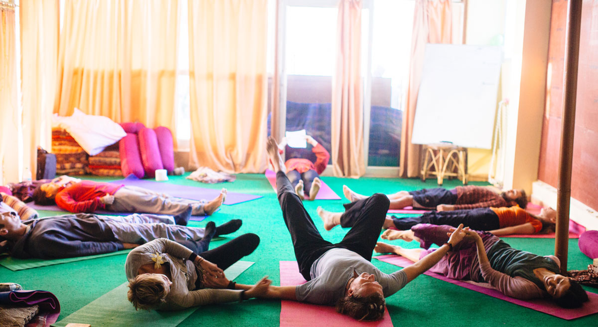 Занятий йогой в Ришикеше на курсе подготовки инструкторов йоги