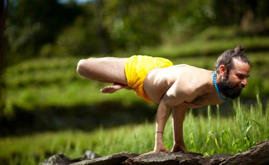 Йог Вишвкету практикует традиционную индийскую йогу в Ришикеш Индия