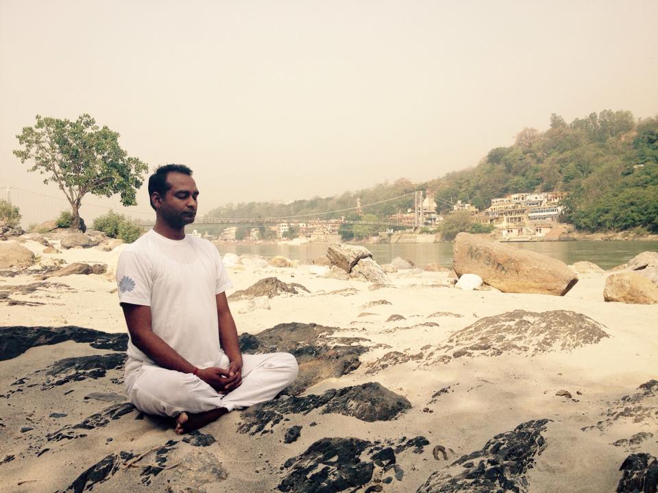 Сунил Шарма разработчик системы исцеления Йоганга учитель йоги в Рикеше Индия