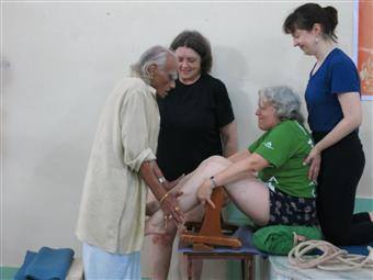 Уша Деви старший учитель Айенгар йоги в Ришикеше Индия