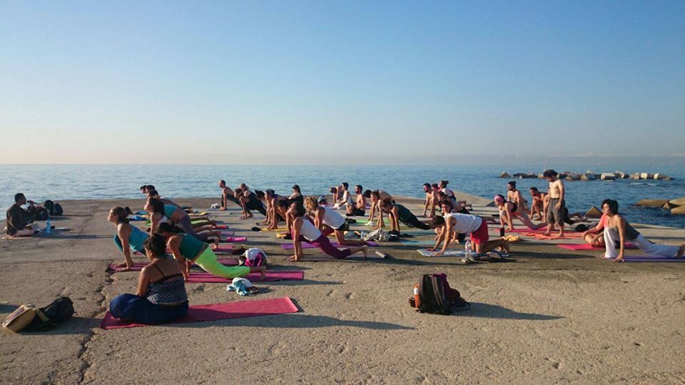 Yoga en la playa Barcelona yoga on the beach